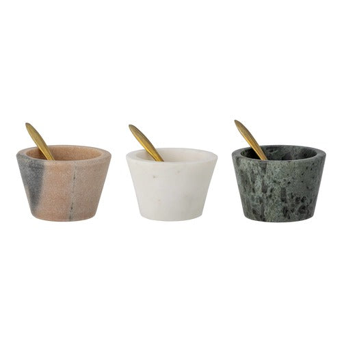 קערית שיש בודדת עם כפית פליז, תקריב