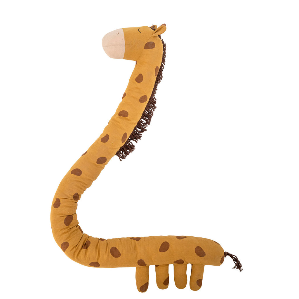 תקריב על ראש הג'ירפה ופניה החייכניות של בובת Ibber