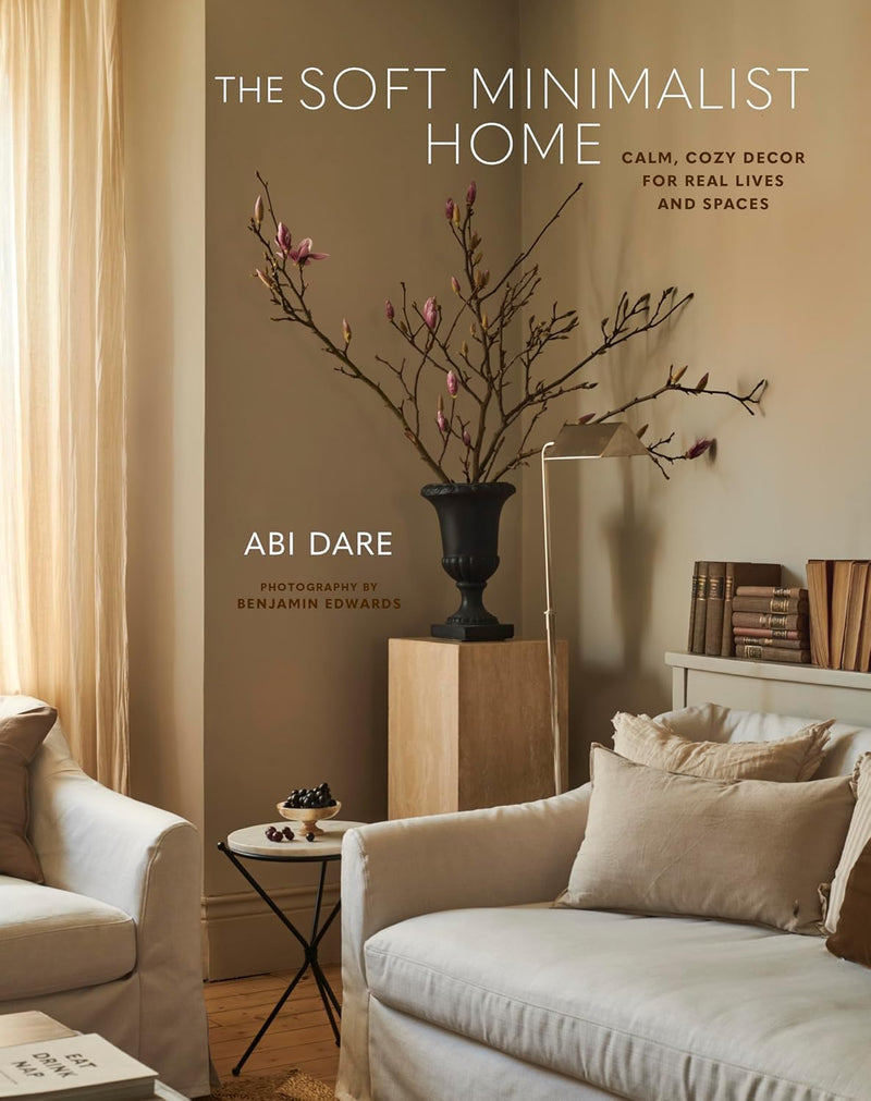 ספר עיצוב פנים The Soft Minimalist Home - עטיפה קדמית, סלון בגווני בז' חמים